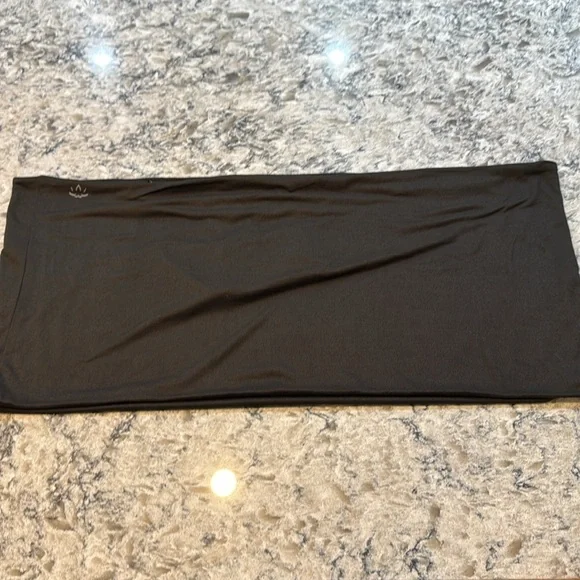 Beyond Yoga | Infinity Hidden Pocket Scarf in Black OS - Picture 2 of 8